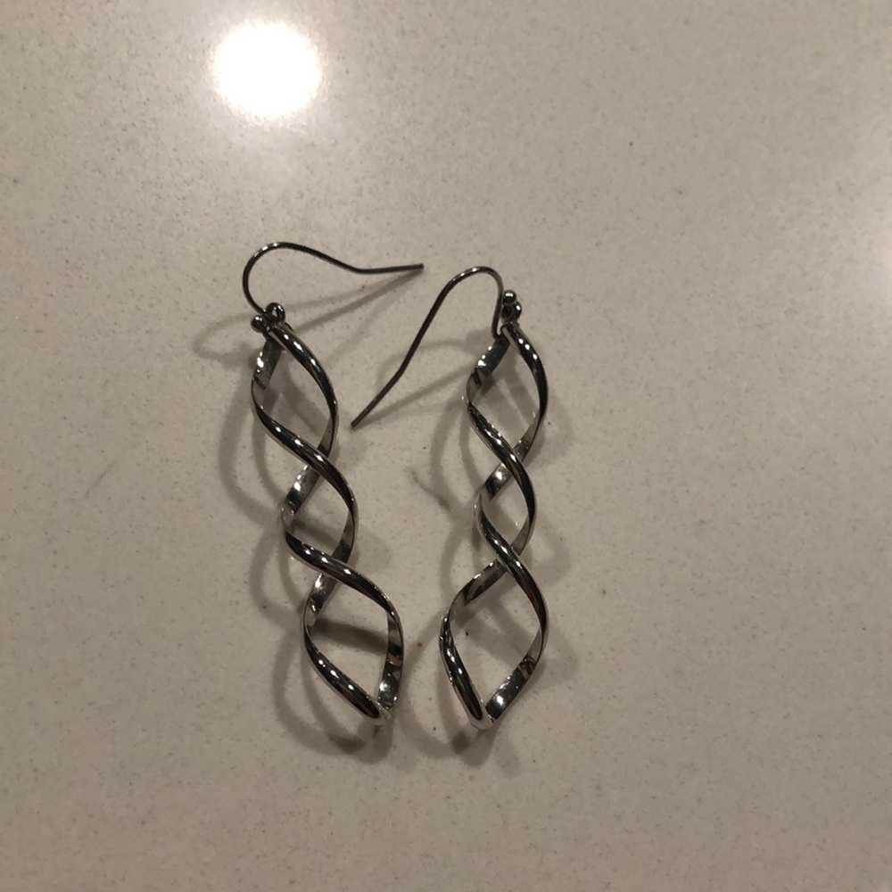 Twist dangling earrings. Silver.
